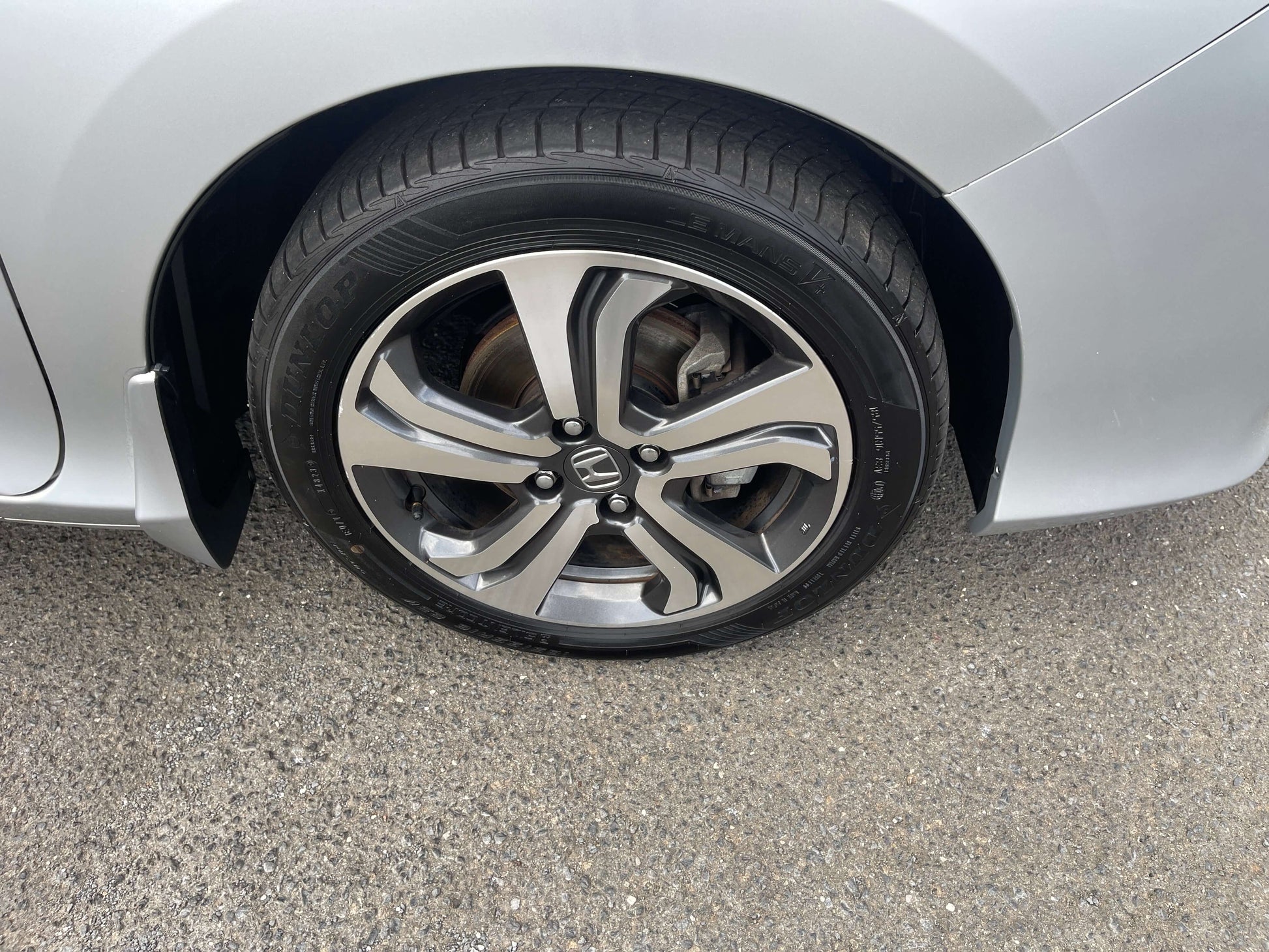2015 Honda Grace 1.5 Hybrid EX wheel close-up showing alloy rim and tire, showcasing Japanese engineering and design.