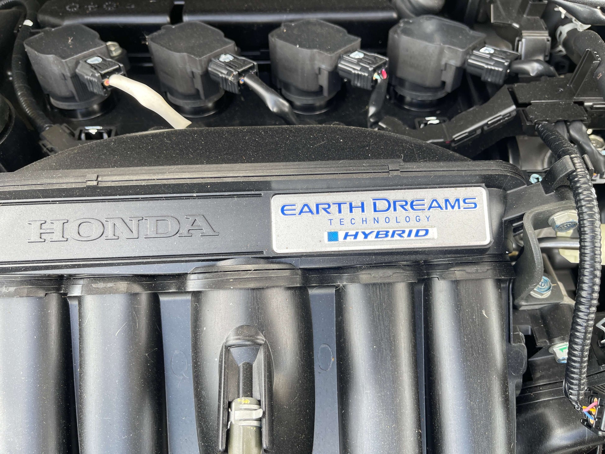 2015 Honda Grace 1.5 Hybrid Close-up of the engine bay featuring the Honda Earth Dreams Technology Hybrid emblem.