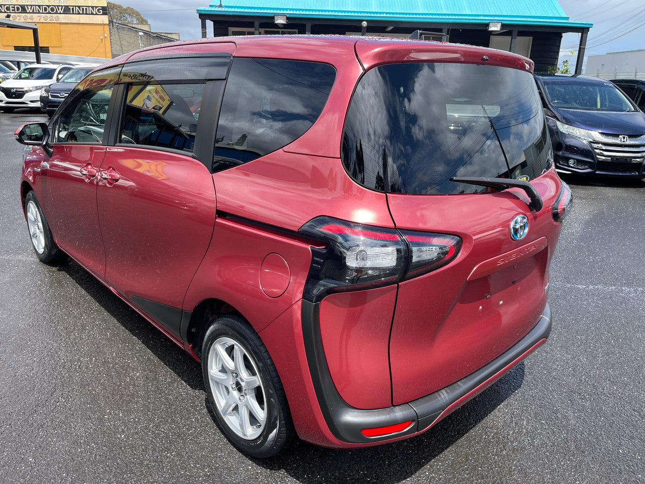 2016 Toyota Sienta 1.5L  Hybrid G Package 7 seater, VIN 6ZZGNHP1707052674 (#2674)