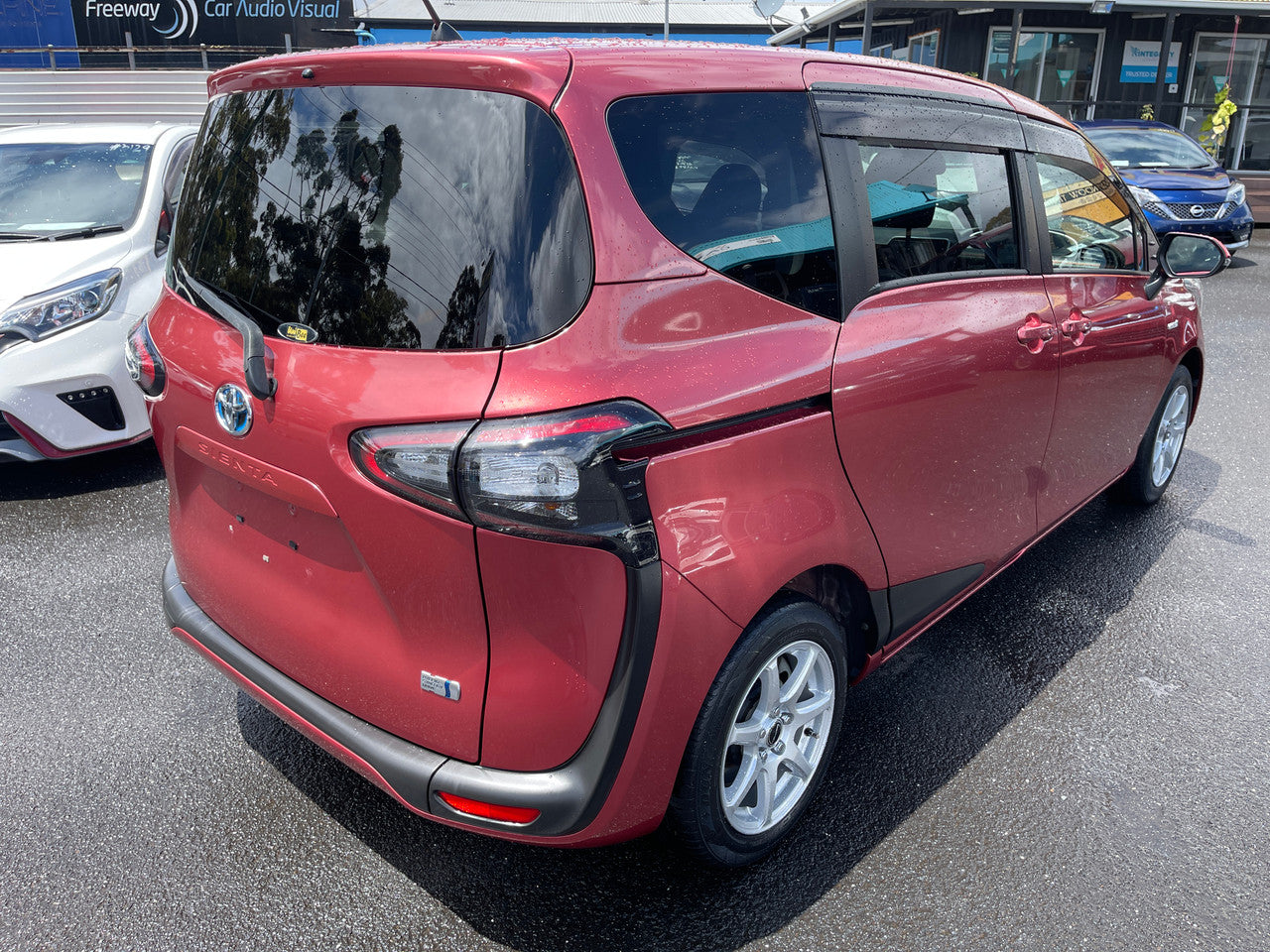 2016 Toyota Sienta 1.5L  Hybrid G Package 7 seater, VIN 6ZZGNHP1707052674 (#2674)