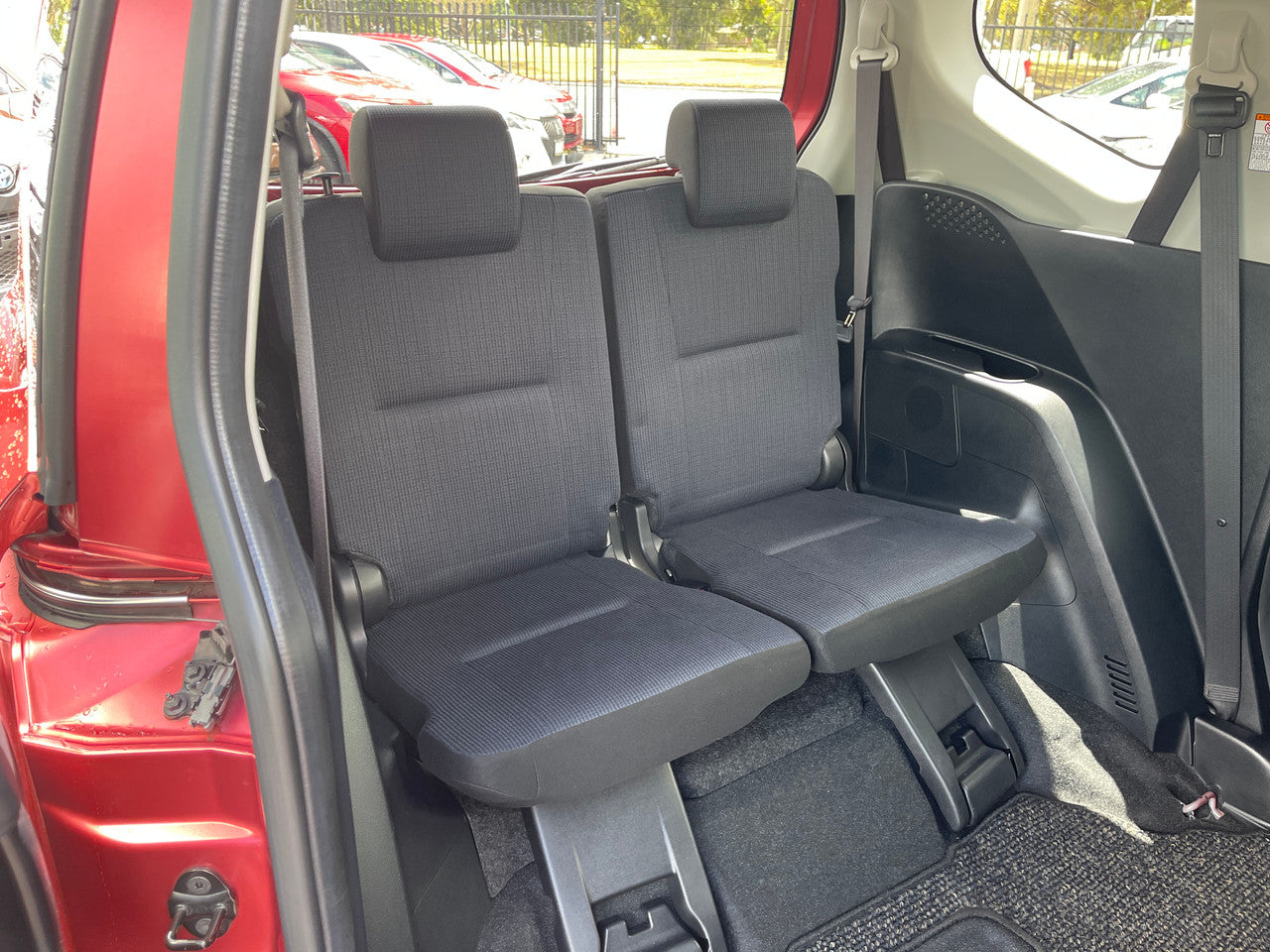 2016 Toyota Sienta 1.5L  Hybrid G Package 7 seater, VIN 6ZZGNHP1707052674 (#2674)