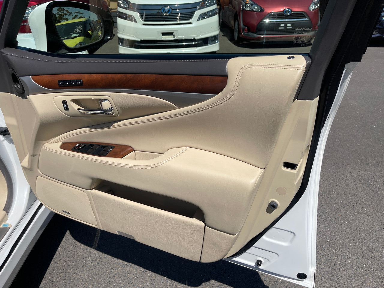 2014 Lexus LS460 AWD V8 4.6L Premium Luxury Sedan, VIN 6ZZE0USF455022733 (#2733)
