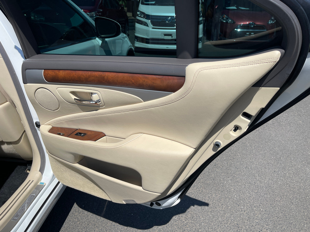2014 Lexus LS460 AWD V8 4.6L Premium Luxury Sedan, VIN 6ZZE0USF455022733 (#2733)
