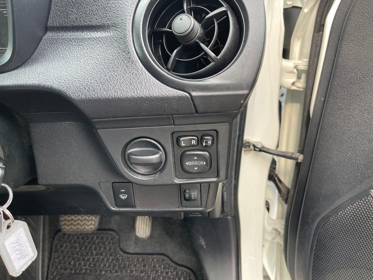 2015 Toyota Corolla Axio Hybrid 1.5L Sedan, VIN 6ZZFNKE1657126826 (#6826)