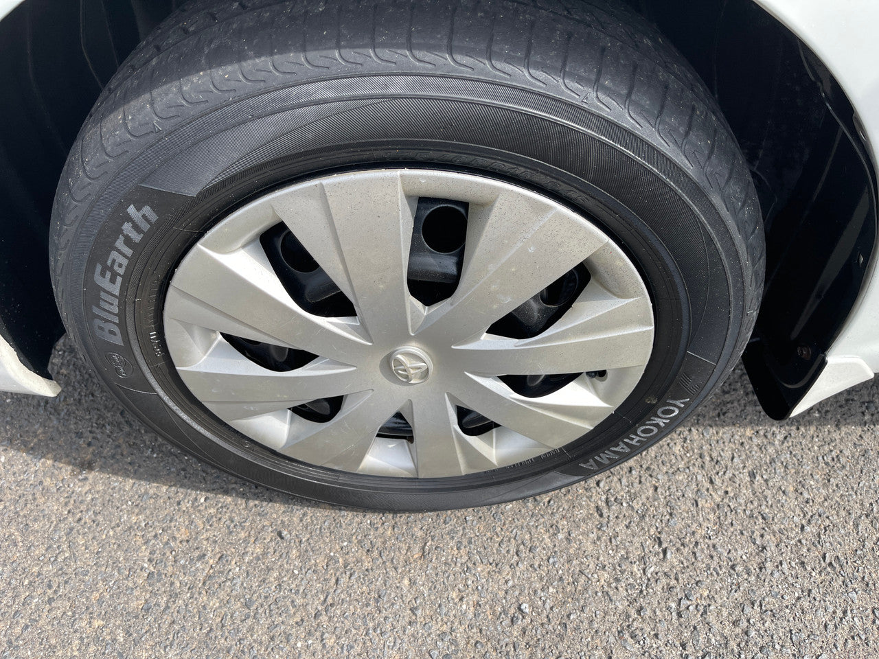 2015 Toyota Corolla Axio Hybrid 1.5L Sedan, VIN 6ZZFNKE1657126826 (#6826)